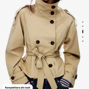 Kort trenchcoat med bälte  - Köpte nyligen aldrig använd ( lapparna är kvar) helt slutsåld i butik och på nätet 