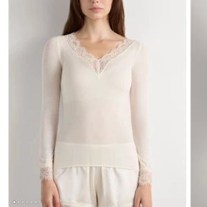 Vit långärmad spetsblus från Intimissmi - Superfin vit långärmad intimissmi tröja med spets 💞 väl använd, hyfsat bra skick. 💞 