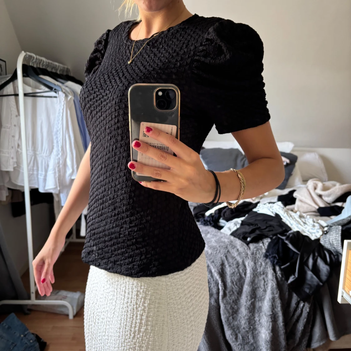 Svart blus med puffärm