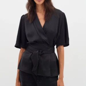 Blus Inwear - Sparsamt använd och i väldigt fint skick. Nypriset är 900kr, den är slutsåld i alla storlekar.