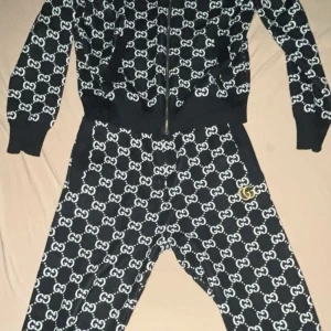 Svarta Tracksuit - Svarta mjukisbyxor och en shorta säljer den för använder inte längre den är som nytt!