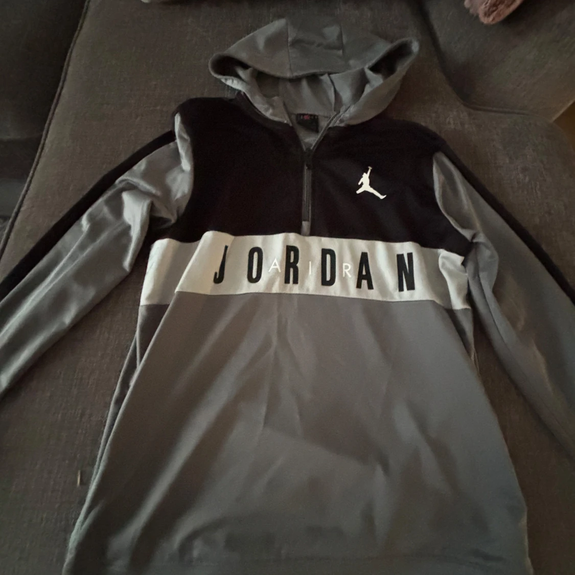 Jordan hoodie i grått och svart