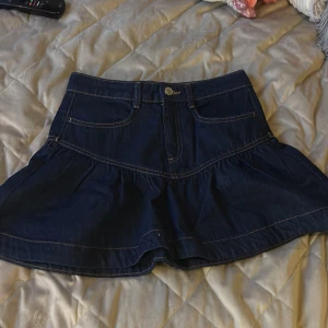 Jeanskjol - Snygg volangkjol i jeans material från HM, aldrig använd 😊