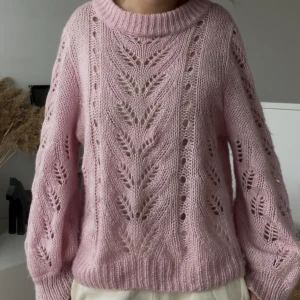 Rosa stickad tröja från H&M - Superfin ljusrosa stickad tröja från H&M med snyggt hålmönster. Mohair och ull 