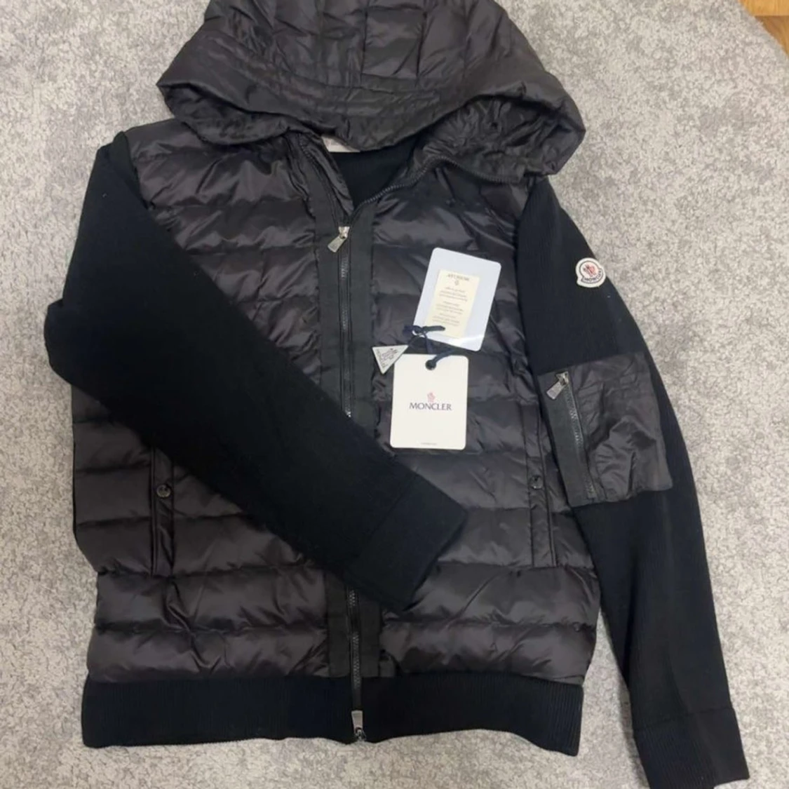 Svart Moncler pufferjacka med huva