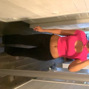 Rosa croppad topp med cut-out -  snygg croppad topp i stark rosa färg med korta ärmar🥰