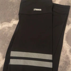 Svarta leggings från Stronger med reflex - Storlek S, mycket fint skick 