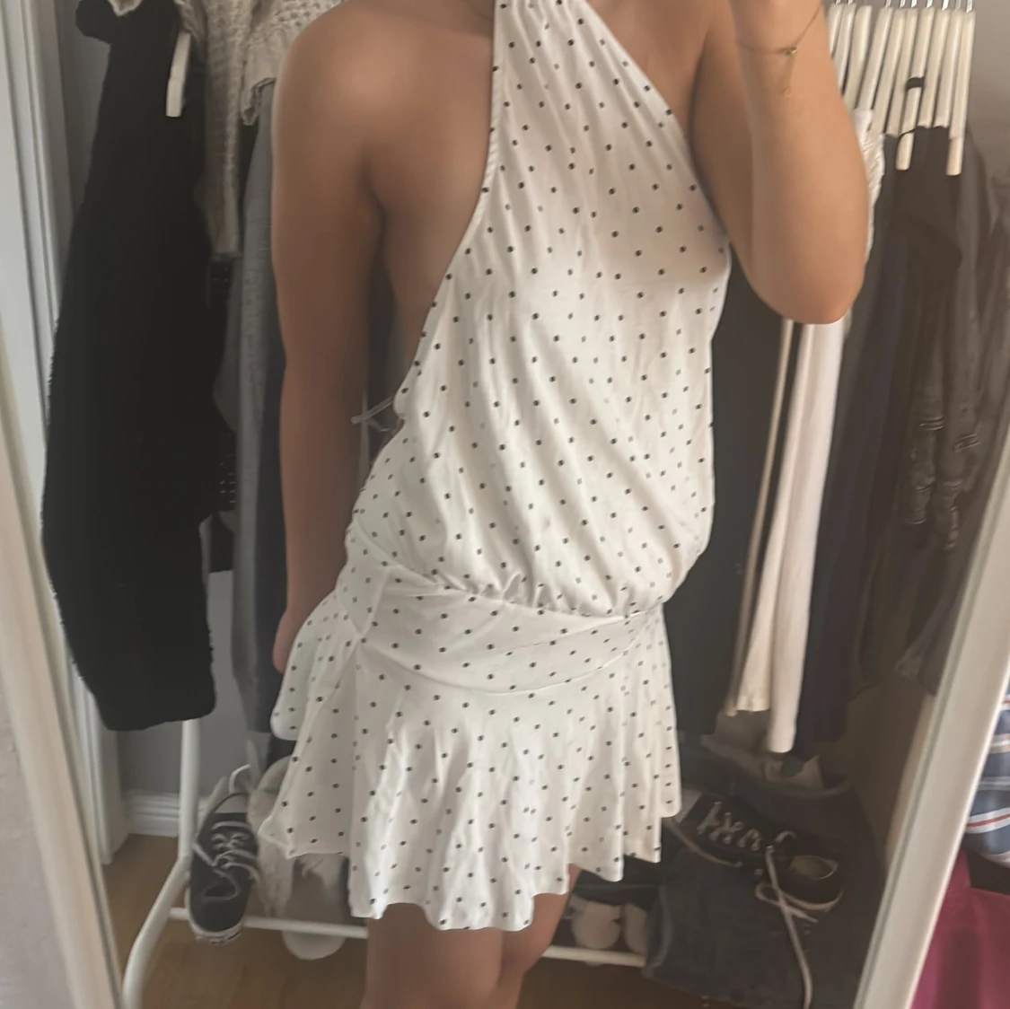 Vit prickig halterneckklänning - 1