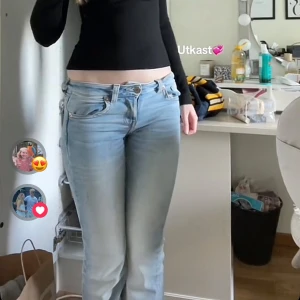 Ljusblå lågmidjade jeans - Säljer ett par ljusblå jeans med låg midja och klassisk femficksdesign. Sitter as bra men har ett stretch märke på ens benet som knappt syns🫶🏼