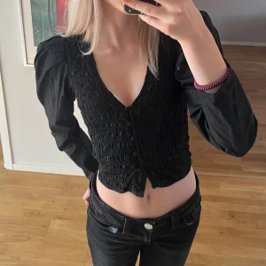 Svart blus med  - Supersnygg svart blus från Gina Tricot