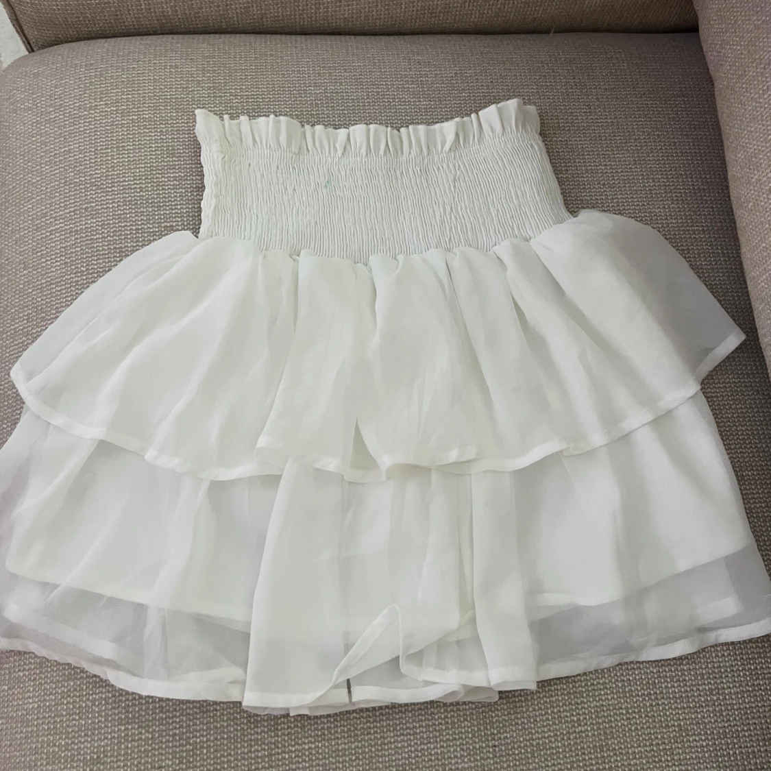 Vit volangkjol med resårmidja