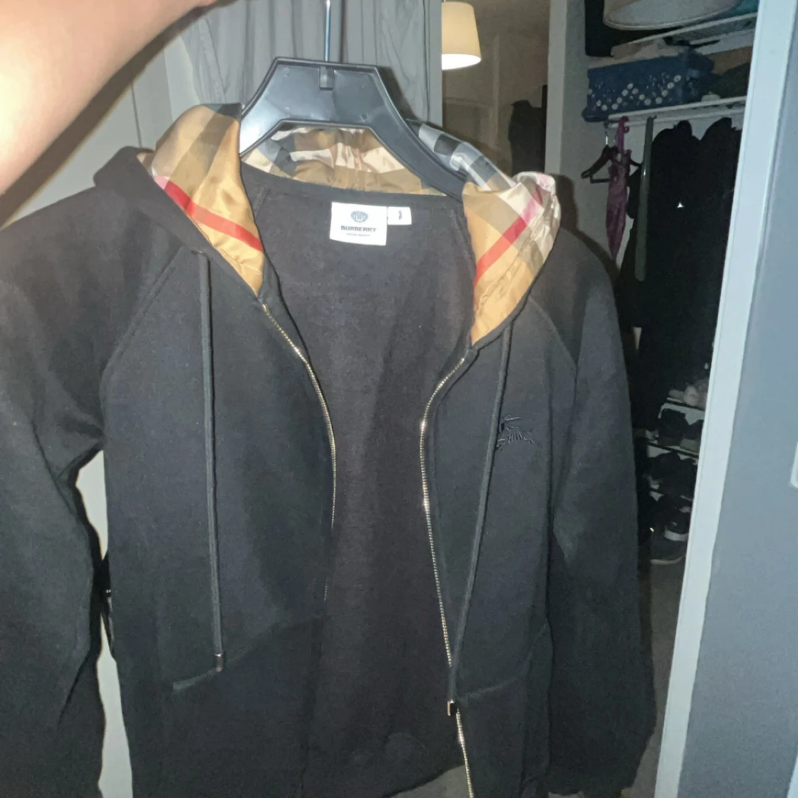 Svart Burberry hoodie med dragkedja