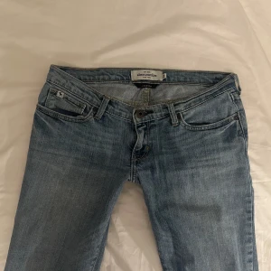 Lågmidjade jeans  - Jätte snygga lågmidjade jeans ifrån Abercrombie & Fitch! Midjemått: ca 37cm. Innerbenslängden: ca 79cm. 💕