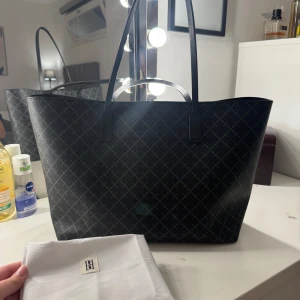 Abigail By Malene Birger  - Säljer min fina ABIGAIL Tote från By Malene Birger. Anledningen till att jag säljer är för att jag vill köpa en ny. Haft en i ett år och använd få gånger. Älskar den och den passar till så många tillfällen. Jätte rymlig är den också. På bilden är den fylld med dator (16 tum) + datorväska, anteckningsblock, borste, parfym och vattenflaska.   Nypris 2 800 kr! Priset kan diskuteras - hör gärna av er så! 🩷🩷🩷