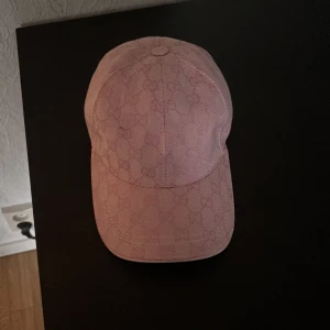 Rosa Gucci keps  - Fick kepsen som present, har aldrig använt den då rosa inte är min stil. Pris kan definitivt diskuteras. Kan möta upp. 