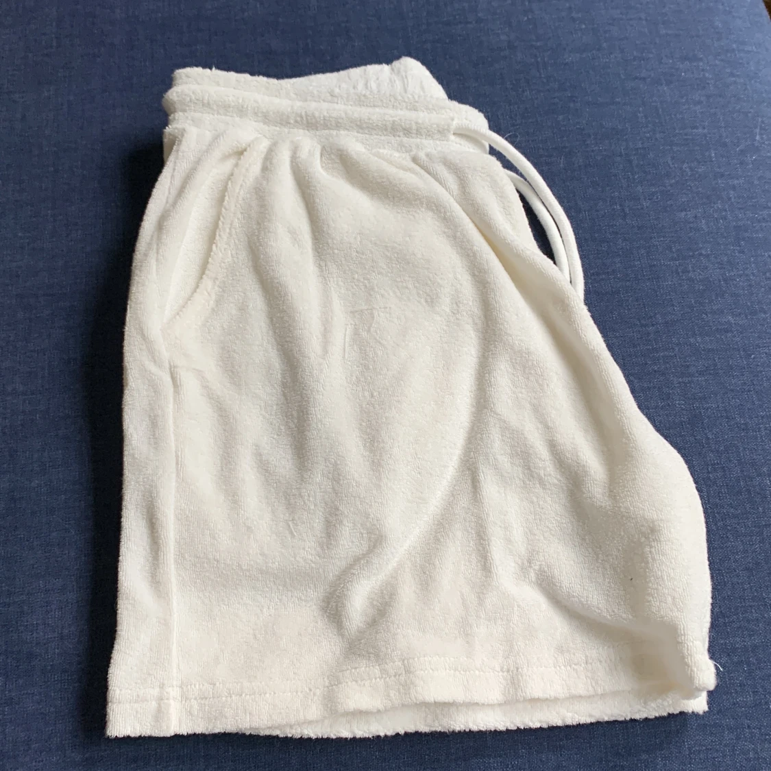 Vita frottéshorts med snörning - 2