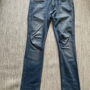 Blå jeans från Acne Studios - Skit snygga acne jeans! Håll i skrevet men annars väldigt bra skick! Skriv om ni har några frågor:) strl 31/34