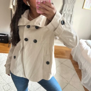 Superfin beige jacka - Gullig jacka i superfint skick! I storlek xl men passar mig som vanligtvis har xxs-xs. 