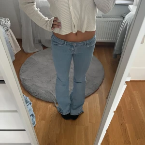 Ljusblå bootcut Only jeans med låg midja - Säljer ett par ljusblå jeans från Only med bootcut-modell och låg midja. Jeansen har klassisk femficksdesign och är tillverkade i mjukt denimtyg. De har slitningar nere vid fötterna för de är för långa för mig som är 162cm. 