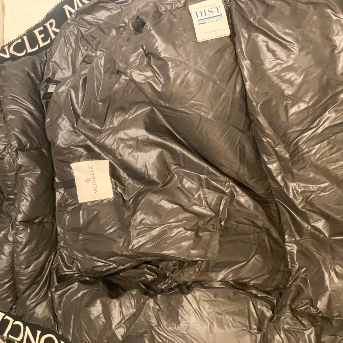 Svart dunjacka från Moncler
