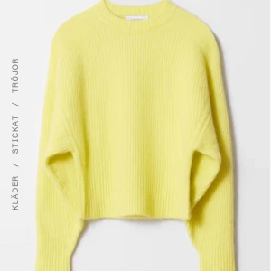 Stickad tröja - Perfekta tröjan med så najs passform!! Aldrig använd😍 Den perfekta gula färgen!💛💛