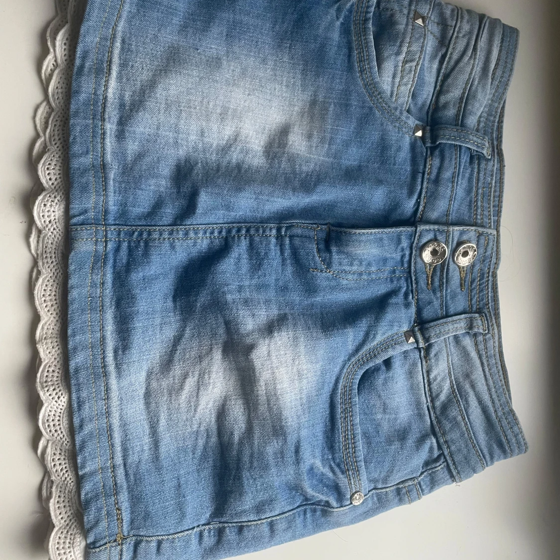 Ljusblå jeanskjol med spetskant - 1