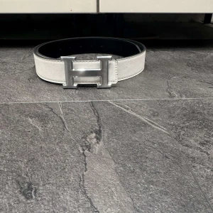 H-ermes vändbart vitt och svart skärp - H-rmes bälte 110cm helt ny