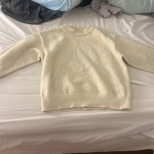 Beige stickad tröja från Gina Tricot - Mysig beige stickad tröja från Gina Tricot i storlek 146/152. Tröjan har rund halsringning, ribbade muddar och är långärmad. Perfekt för lager-på-lager och passar till allt. Superenkel att styla och riktigt skön att ha på sig.strl 146/152 köpt för 300 säljer för 50