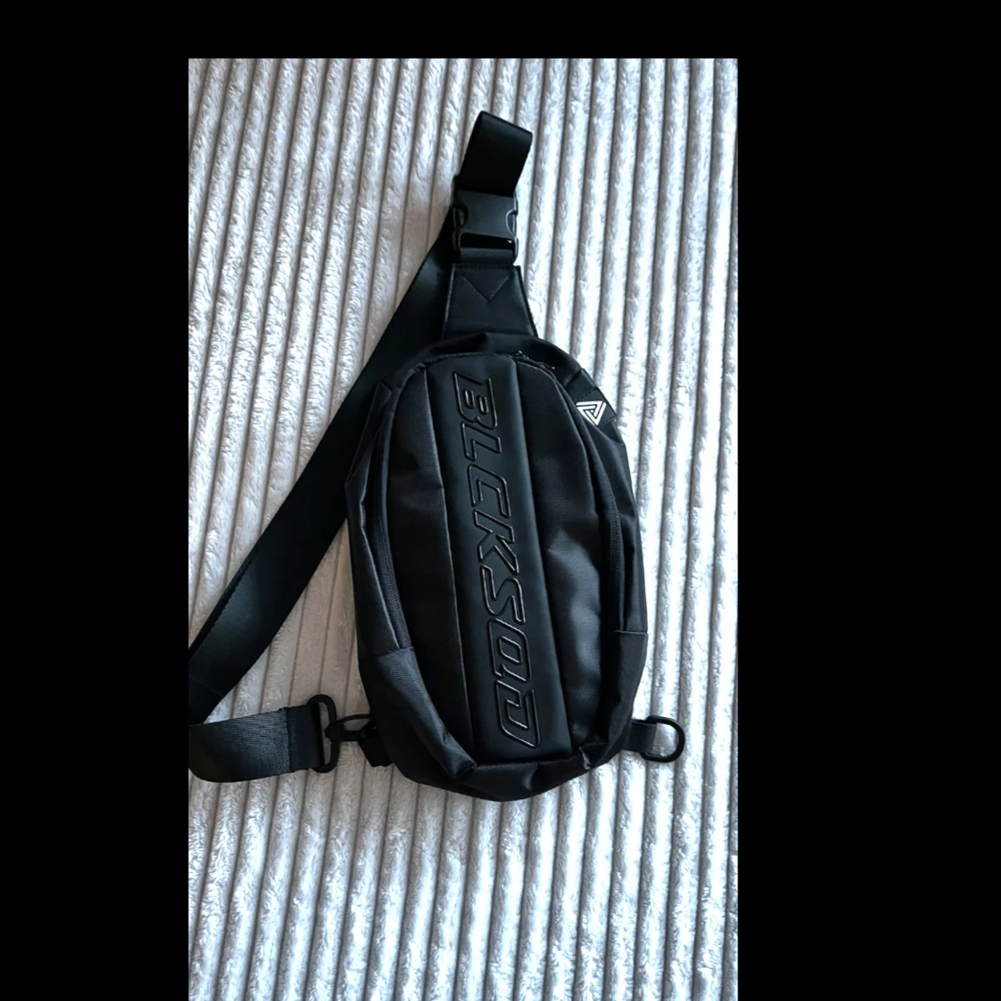 Svart axelväska från BLCKSOQ - 1