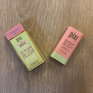 Pixi On-the-Glow Blush Fleur - Helt oöppnad💓Pixi On-the-Glow Blush i nyansen Fleur är en återfuktande blush stick som ger kinderna en fräsch rosa ton. 