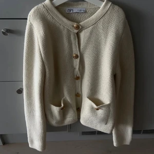 Zara kofta med guldknappar - Sparsamt använd. Inte mina bilder men kan skicka vid intresse. ☀️