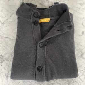 Gabucci Kashmirkofta - Säljer denna riktigt stilrena och snygga koftan från italienska lyxmärket Gabucci. | Material: 100% Kashmir | Storlek: 52 | Skick: 9/10 | Nypris: 7 500kr | Vårt pris: 1899kr | Tveka inte att höra av dig vid frågor! Mvh