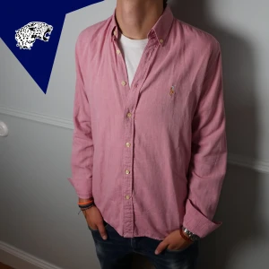 RALPH LAUREN SKJORTA - Ralph Lauren Skjorta | Skick: 8.5/10 | Strl: S | Modellen är 182 cm | Hör av dig om du undrar någonting! 