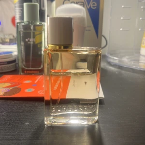 Burberry Eau de Parfum 50ml - Snygg parfym från Burberry i en stilren, genomskinlig glasflaska med guldiga detaljer och vit kork. Flaskan rymmer 50ml och har Burberry-loggan ingraverad framtill. Doften är elegant och tidlös, perfekt för dig som gillar klassiska parfymer.
