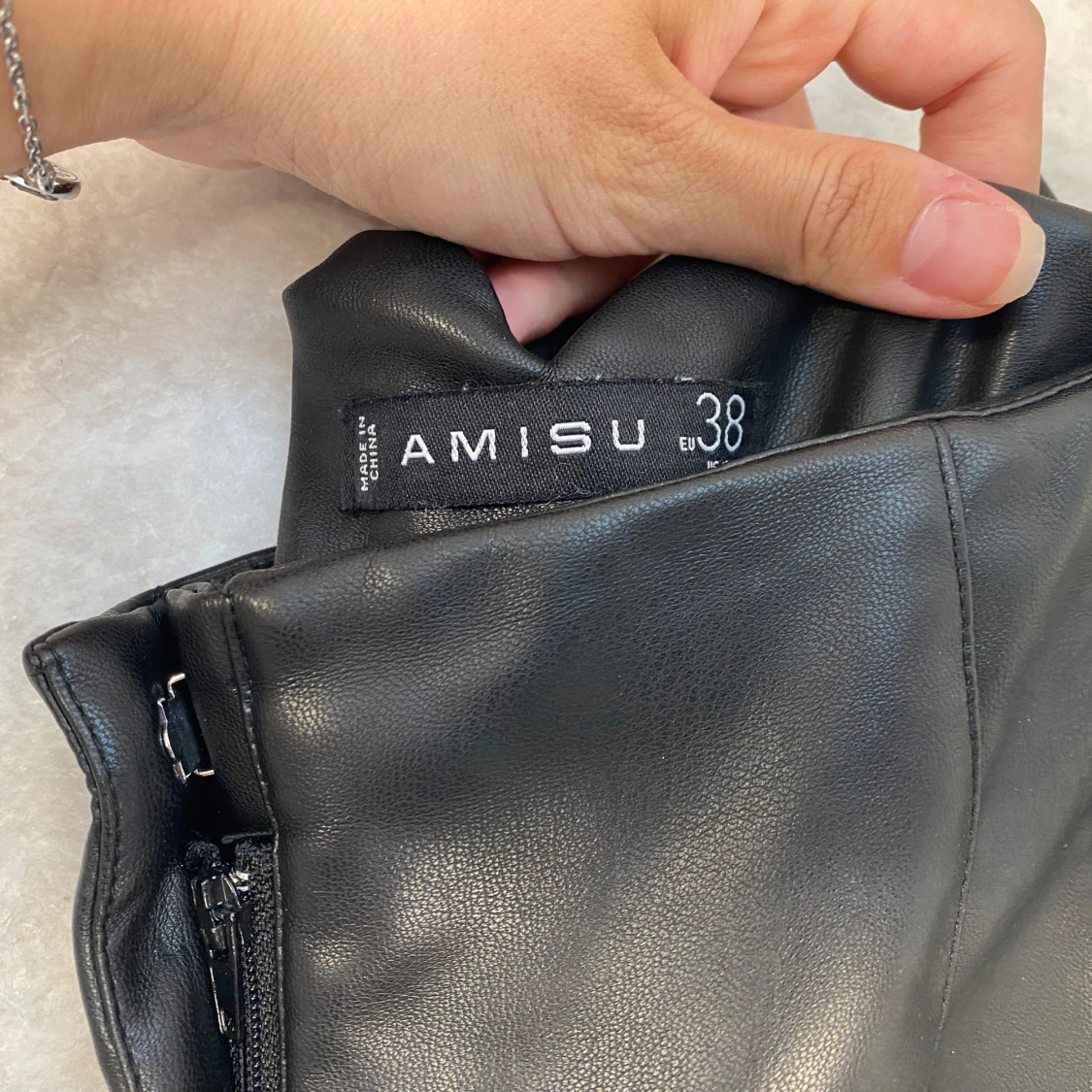 Svarta och beigea byxor i skinnimitation - 2