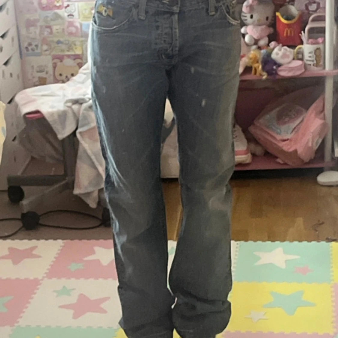 Blå jeans med broderad detalj - 4