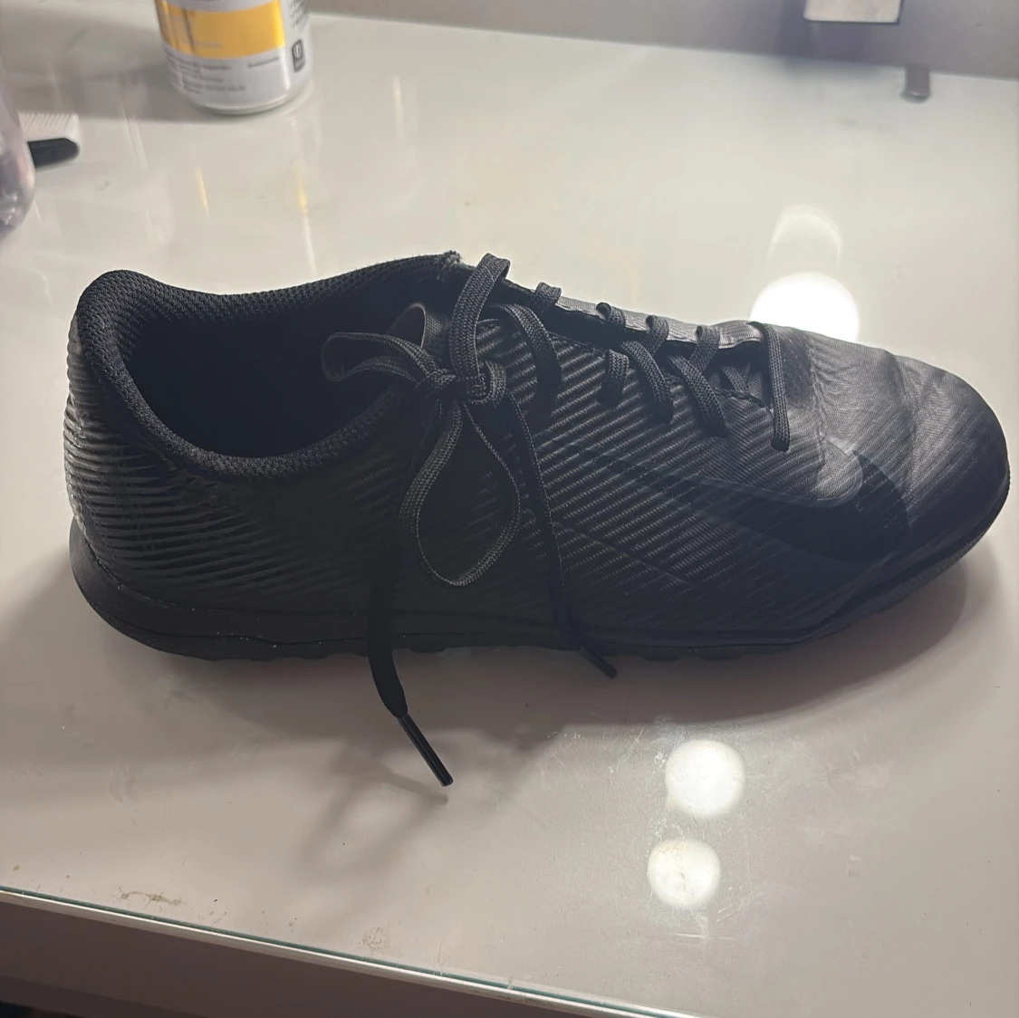 Svarta Nike fotbollsskor med snörning