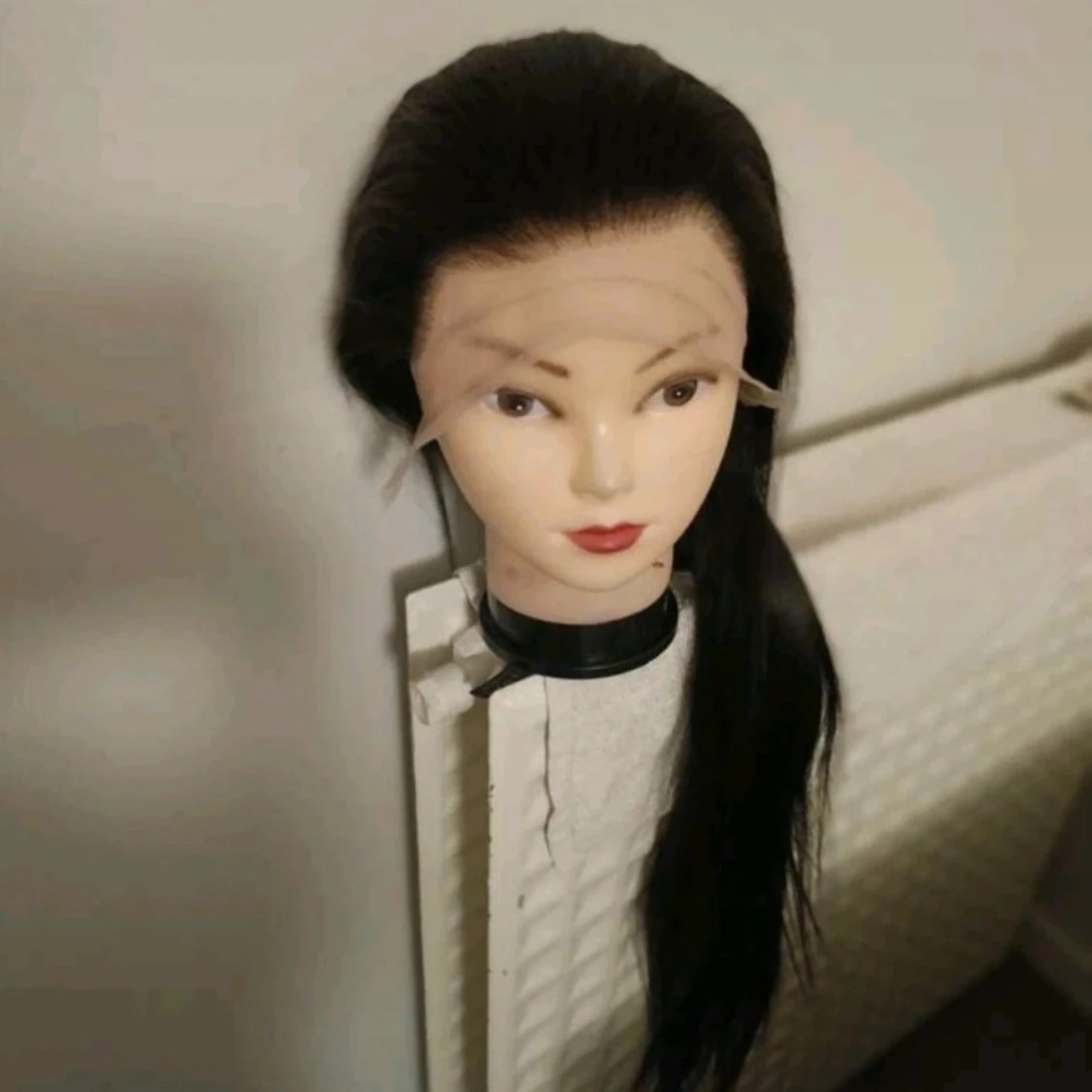 Svart peruk av äkta hår  - 1