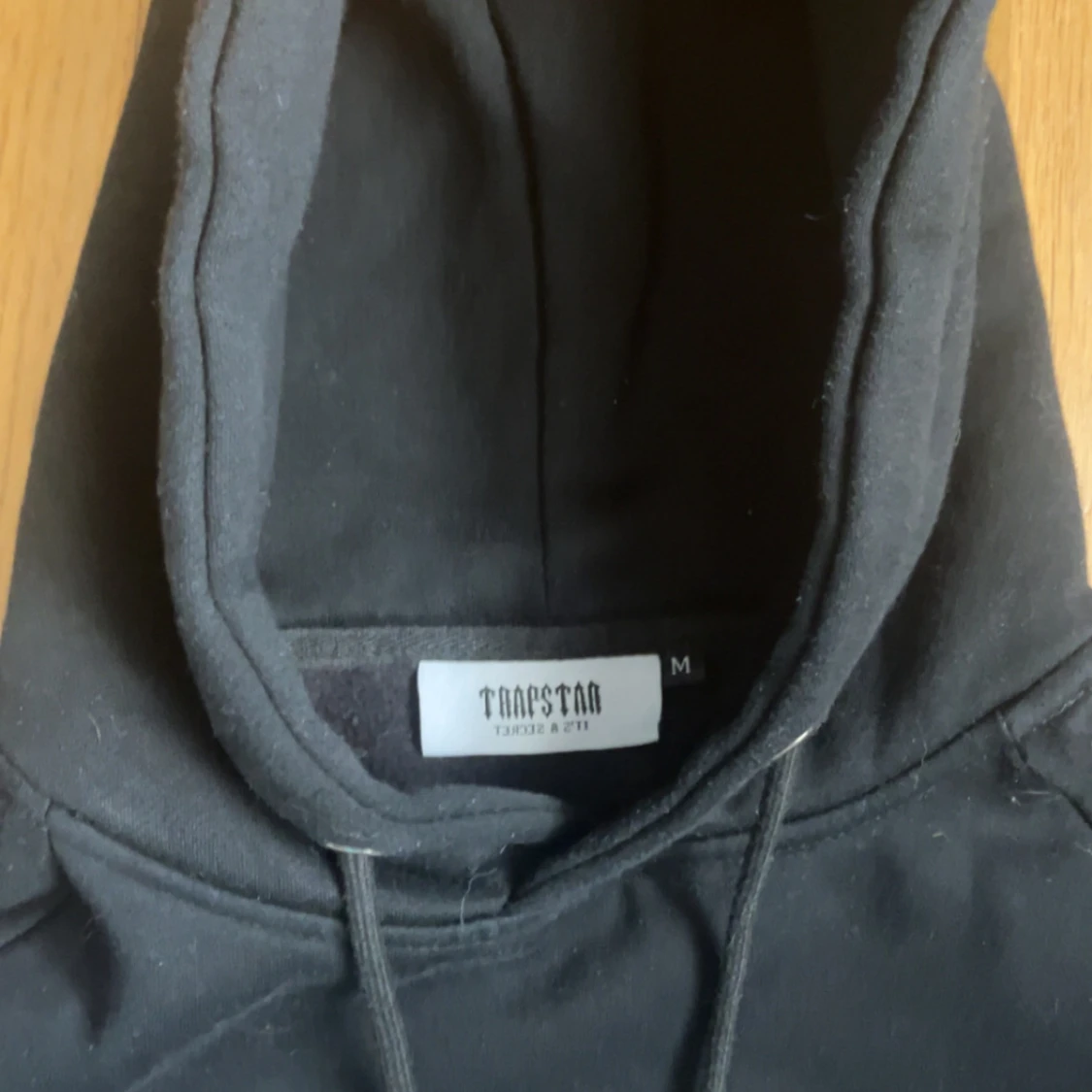 Svart Trapstar hoodie. Storlek M - 3