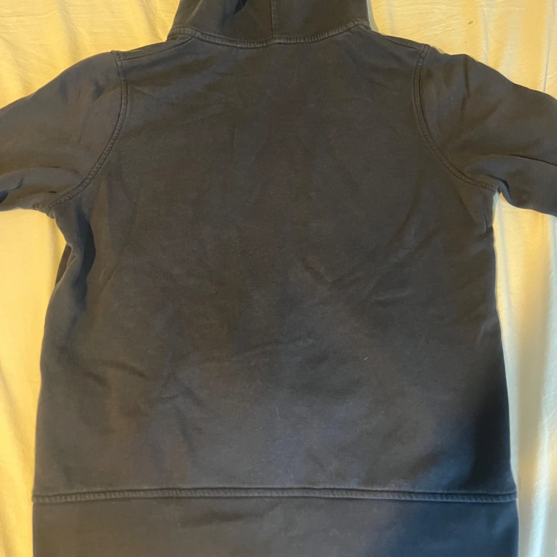 Marinblå hoodie från GANT med dragkedja - 1