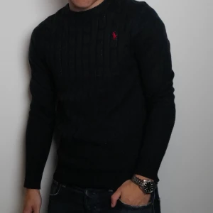 Mörkblå kabelstickad tröja från Ralph Lauren - Säljer en mörkblå stickad tröja från Ralph Lauren med diskret kabelstickat mönster, pris kan diskuteras 👌