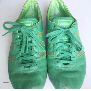 🍒Vintage Adidas sneakers🍒 - 🍒SNYGGA SNEAKERS🍒Vintage Adidas i en härlig grön färg! Så lätta å sköna. Bra skick invändigt med gel-sula. Slitna fram på tårna… se bilder. Kan skicka fler bilder vid intresse.🍒