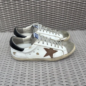 Golden Goose sneakers - Vita Golden Goose || Storlek 43 || skorna är i okej skick (se bilder) || mitt pris 1999kr || tveka inte på att höra av dig vid frågor eller funderingar 