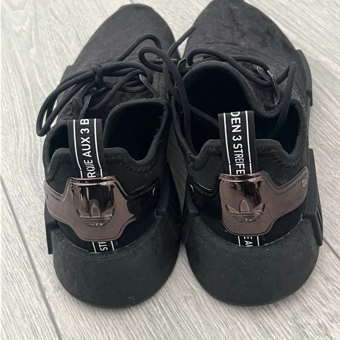 Svarta Adidas NMD sneakers i mocka - 1