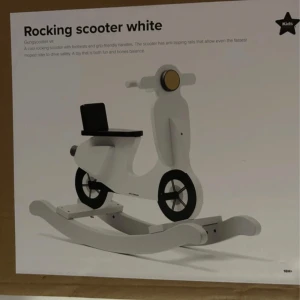 Rocking scooter white - En cool vit gungskoter med fotstöd och greppvänliga handtag.