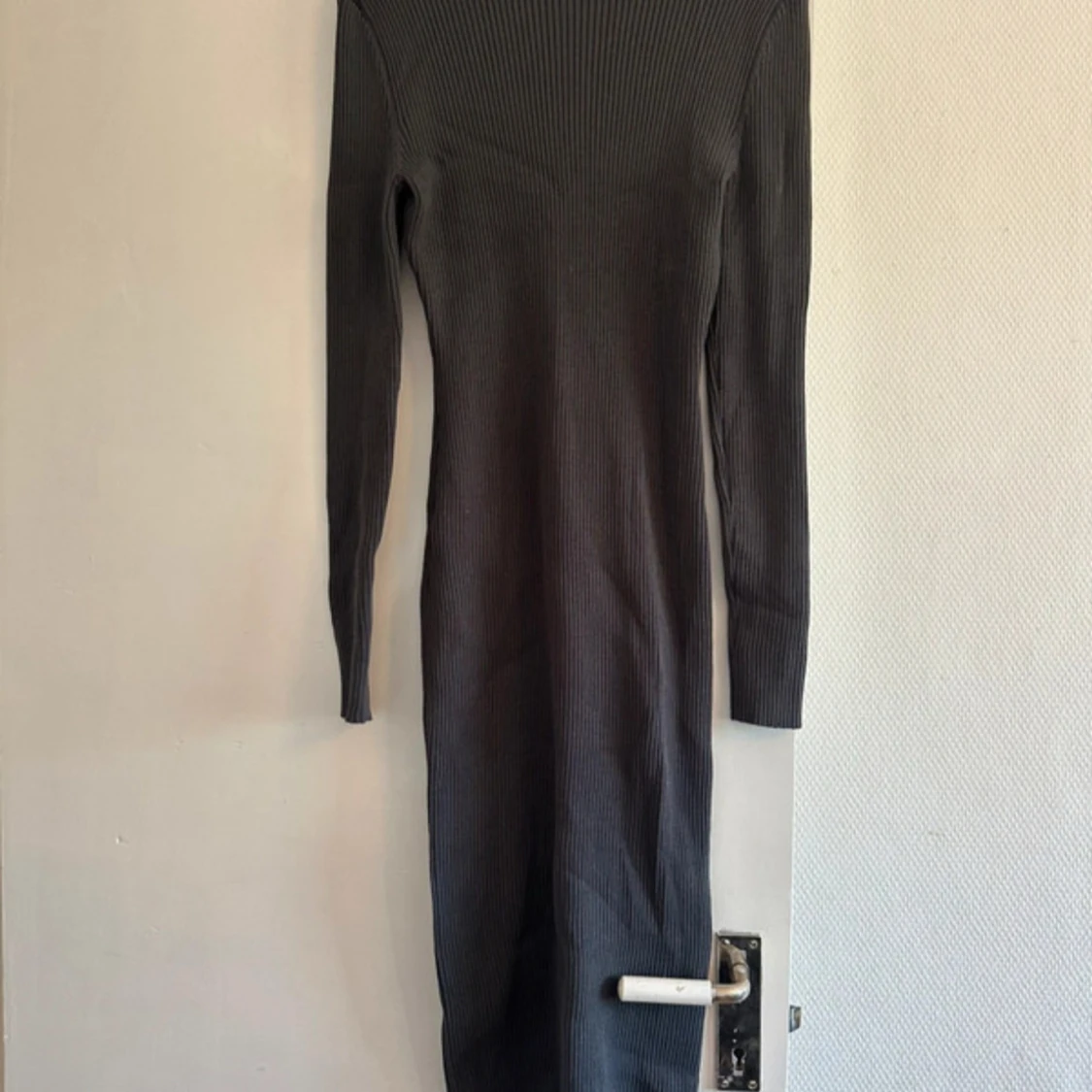 Mörkgrå ribbad långklänning H&M