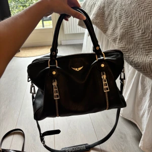 Zadig & Voltaire väska - Snyggaste och rymligaste väskan!! Köpt för runt 6000kr🩷🩷föredrar snabb affär så ge gärna bud