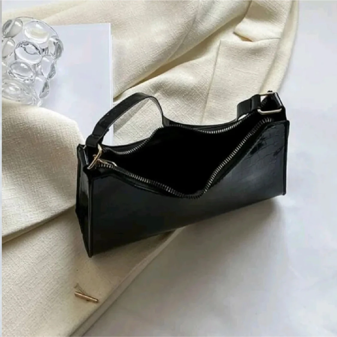 Svart axelväska  - 1
