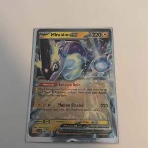 Miraidon ex & Iono's Bellibolt ex Pokémonkort - Två coola Pokémon EX-kort: Miraidon och Iono's Bellibolt! Perfekt för dig som vill boosta din samling eller spela med kraftfulla el-Pokémon. Färgstarka och glittriga kort som garanterat drar blickarna till sig bland vänner och på turneringar.