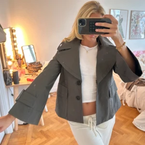 Grå trenchcoat med vida ärmar - Snygg trendig grå trenchcoat med vida armar från zara! Storlek S